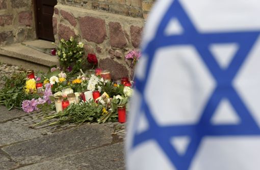 Blumen und die israelische Flagge – Bekenntnisse der Solidarität mit den Opfern nach dem erschütternden Anschlag in Halle Foto: AP/Jens Meyer
