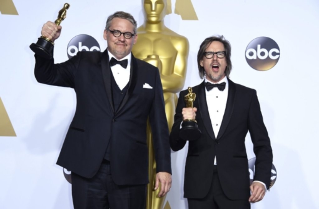 Über den Oscar für das beste adaptierte Drehbuch freuen sich Adam McKay und Charles Randolph  für den Film: „The Big Short“.