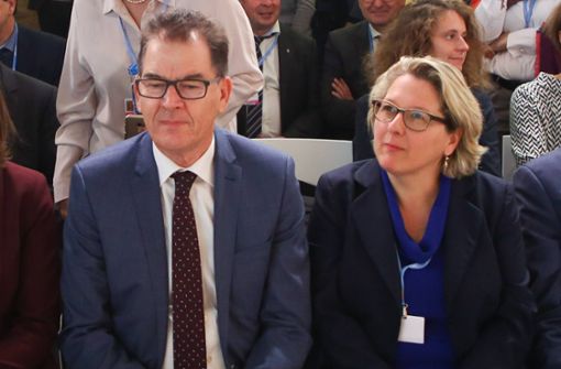 Bundesentwicklungsminister Gerd Müller (CSU) und Bundesumweltministerin Svenja Schulze (SPD) haben wenig Einfluss. Foto: imago/ZUMA Press/Beata Zawrzel
