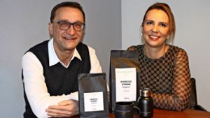 André Sirocks und Mandy Frey mit ihrem „Mädchen & Jungs Kaffee“ Foto: Holowiecki