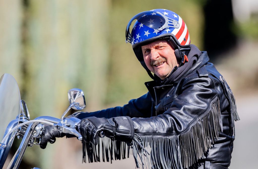 Peter Neururer auf seiner Harley – normalerweise fährt er nur zur Entspannung Motorrad. Doch wovon soll der Mann sich denn dieser Tage entspannen? Foto: dpa/Rolf Vennenbernd
