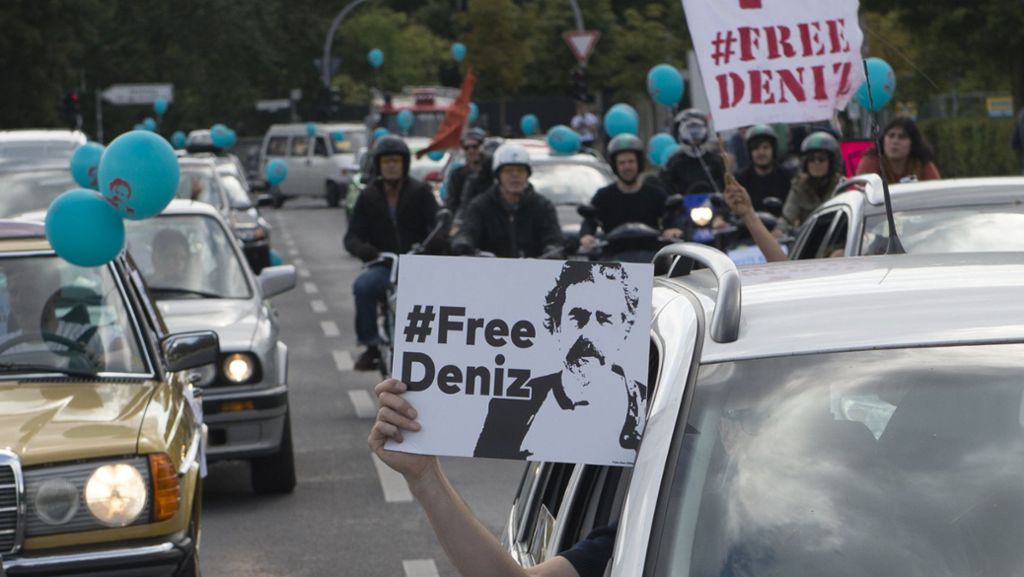 Deniz Yücel: Geburtstagskorso für inhaftierten Journalisten