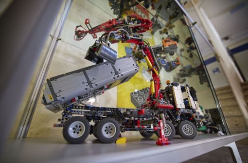 Ein Spielzeug für Technikbegeisterte ist der Lastwagen mit Kran und Kipper. Foto: Gottfried Stoppel
