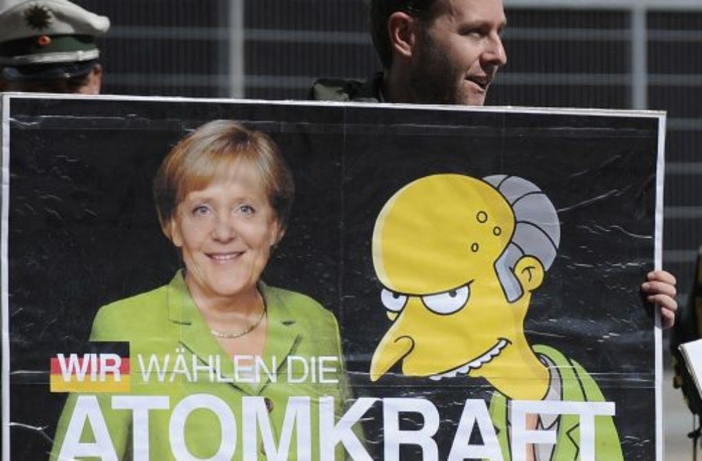 Protest gegen die Atomkraft: Das Plakat der Gegner zeigt Kanzlerin Angela Merkel und Simpsons-Figur Montgomery Burns. In der Serie besitzt er ein Atomkraftwerk und ist zugleich Homers Arbeitgeber.