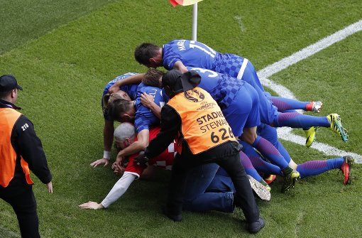Die Kroaten jubeln bei der Fußball-EM über den Auftaktsieg gegen die Türkei. Foto: AP