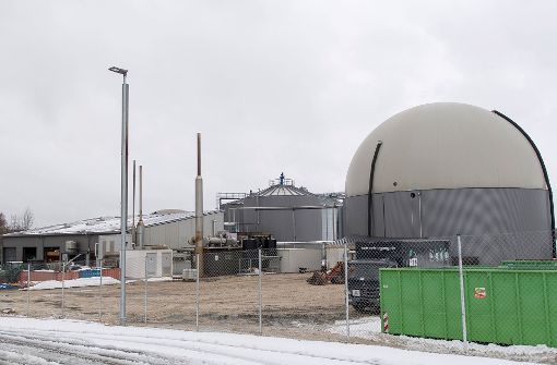 Aus der leckgeschlagenen Biogasanlage im Gewerbegebiet von Engstingen flossen 1,5 Millionen Liter stinkende Gärbrühe in die Nachbarschaft. Foto: dpa