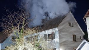 Der Dachtstuhl des Hauses wurde bei dem Brank komplett zerstört. Die Feuerwehr war mit einem Großaufgebot vor Ort. Foto: www.7aktuell.de | Frank Herlinger