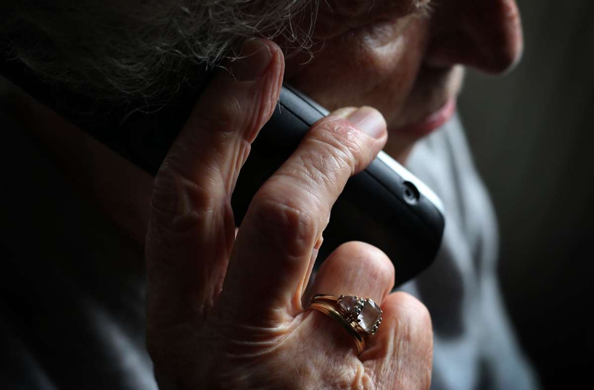 Die Seniorin wurde mit unzähligen Anrufen traktiert (Symbolfoto). Foto: picture alliance/dpa/Karl-Josef Hildenbrand
