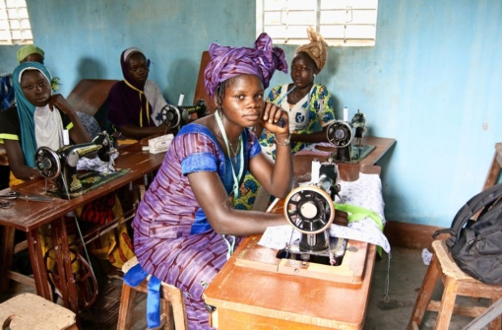Zaliatou an der Nähmaschine: Sie kann für sich selbst und auch für ihre Familie Kleider fertigen - mehr Eindrücke aus Burkina Faso in unserer Bildergalerie