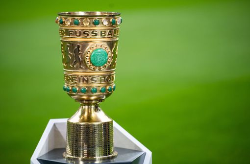 Beliebte Trophäe: Der DFB-Pokal – am Sonntag wurde die zweite Runde ausgelost. Foto: dpa