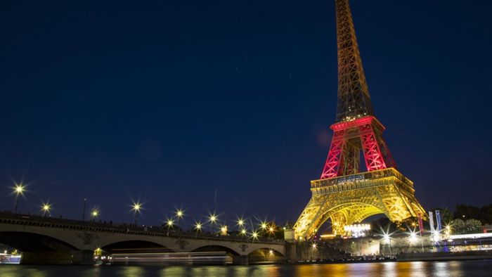 Eiffelturm leuchtet in Schwarz-Rot-Gold