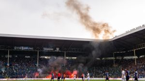 Unter anderem mit Pyrotechnik hatten Fans das Spiel gegen den KFC Uerdingen gestört. Foto: Bongarts