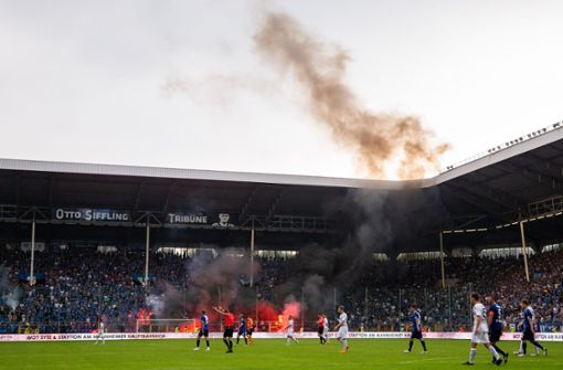 Unter anderem mit Pyrotechnik hatten Fans das Spiel gegen den KFC Uerdingen gestört. Foto: Bongarts