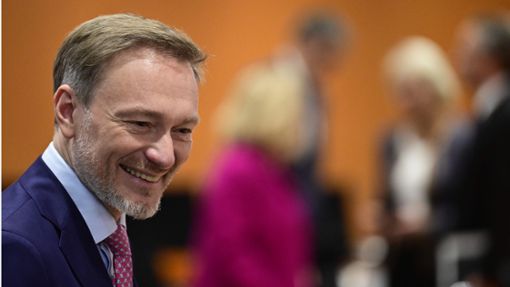 Finanzminister Christian Lindner ist zufrieden. Zusammen mit seinen EU-Kollegen hat er eine Reform der Schuldenregeln beschlossen. Foto: AFP/JOHN MACDOUGALL