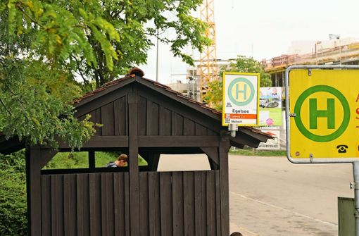 Die genaue Gestaltung der Bushaltestellen  in der Egelseestraße  muss noch geklärt werden. In der Grabenstraße  kann man neuerdings auf den Bus nach Ludwigsburg warten. Foto: Werner Kuhnle