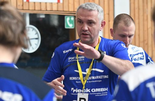 Aus Blau wird bald Grün: Almir Mekic als Trainer noch in den Farben des TSV Schmiden. Foto: Maximilian Hamm