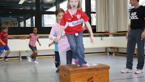 Erstklässler der Schönbuchschule in Leinfelden haben viel Spaß beim Sport unter der Leitung von Markus Portisch –  einem ehemaligen Profiturner. Foto: Natalie Kanter