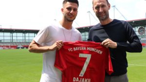 Der Fellbacher Leon Dajaku (links) mit Jochen Sauer, dem Leiter   der Nachwuchsabteilung  des FC Bayern München, bei der Vorstellung an neuer Wirkungsstätte. Foto:  