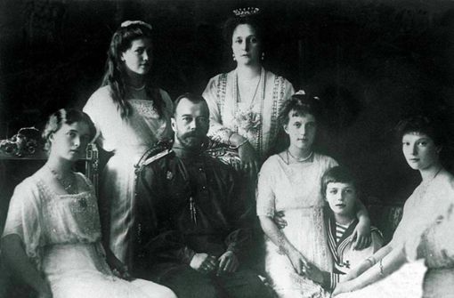 Der letzte russische Zar Nikolaus II., seine Frau Alexandra und die Kinder (von links nach rechts) Olga, Maria, Anastasia, Zarewitsch Alexej und Tatjana Foto: dpa