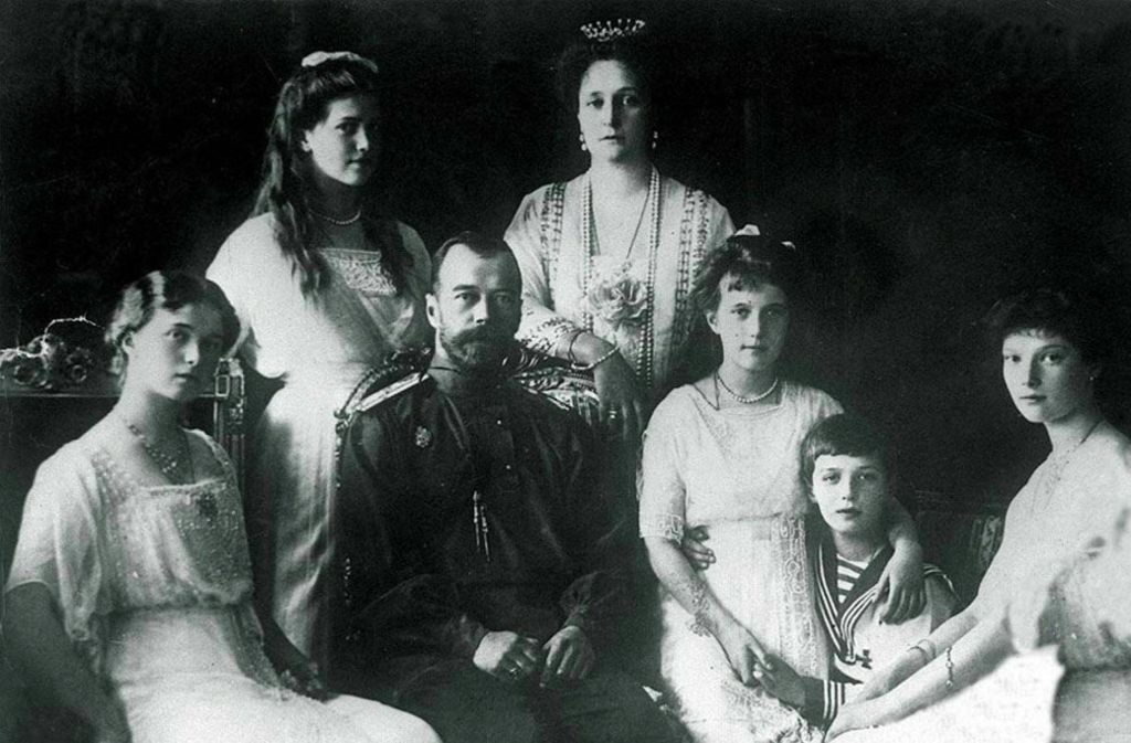 Der letzte russische Zar Nikolaus II., seine Frau Alexandra und die Kinder (von links nach rechts) Olga, Maria, Anastasia, Zarewitsch Alexej und Tatjana