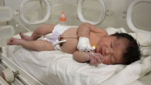 Das Neugeborene – inzwischen befindet sich das Mädchen einer Klinik in der Region Afrin. Foto: AFP/RAMI AL SAYED