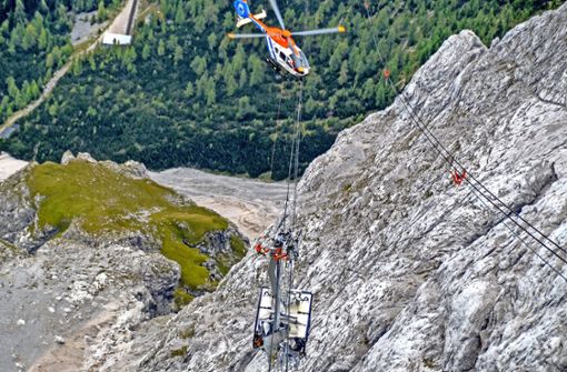 Fachleute inspizieren vom  Helikopter aus die Schäden. Foto: Bayerische Zugspitzbahn Bergbahn AG