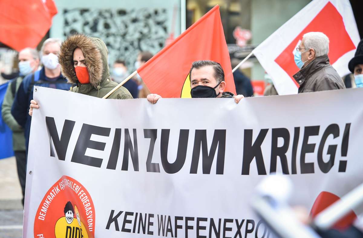 Auf dem Marktplatz in Stuttgart haben Friedensaktivisten protestiert. Foto: Lichtgut/Ferdinando Iannone