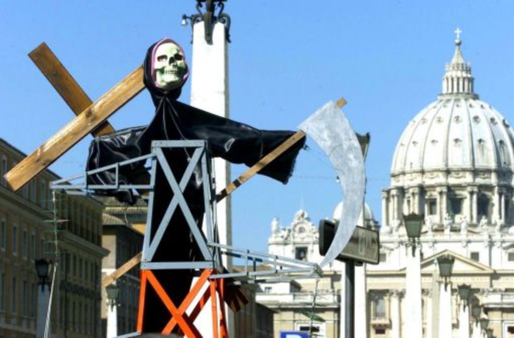 Schon im Jahr 2001 wurde gegen die Sendemasten des Vatikan protestiert Foto: dpa