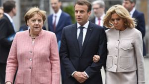 Kanzlerin Merkel empfängt Emmanuel Macron und seine Frau Brigitte vor der Preisverleihung in Aachen. Foto: AP