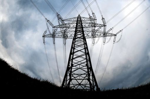 Stromausfall: Wenn die Hochspannungsleitung saftlos ist. Foto: dpa/Julian Stratenschulte