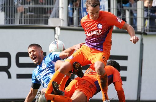 Leon Braun und die Kickers mussten gegen Nöttingen eine Pleite einstecken. Foto: Pressefoto Baumann/Alexander Keppler