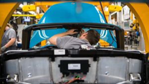 Ein Mitarbeiter im Porsche-Werk Zuffenhausen: Der Stuttgarter Autobauer zahlt seinen Mitarbeitern eine satte Erfolgsprämie. Foto: dpa