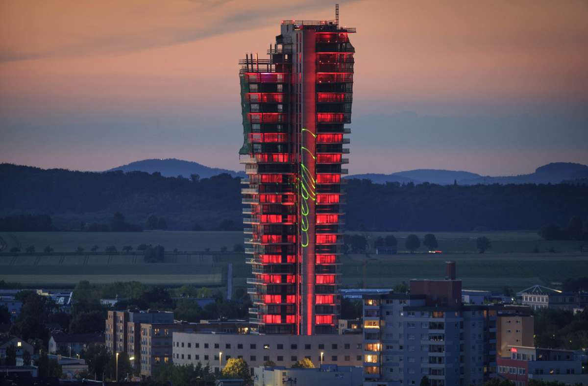 Im Juni wurde der Tower für die „Night of Light“ angestrahlt. Seitdem hat sich nicht mehr allzu viel getan. Foto: Gottfried Stoppel