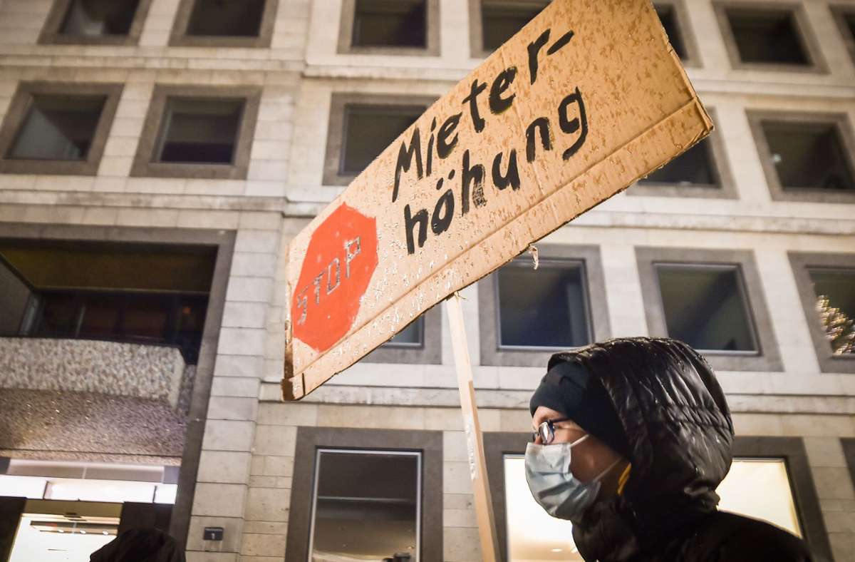 Protest gegen die Mieterhöhungen bei der SWSG gab es auch schon im Dezember 2021 – im Rathaus und davor. Foto: Lichtgut/Ferdinando Iannone