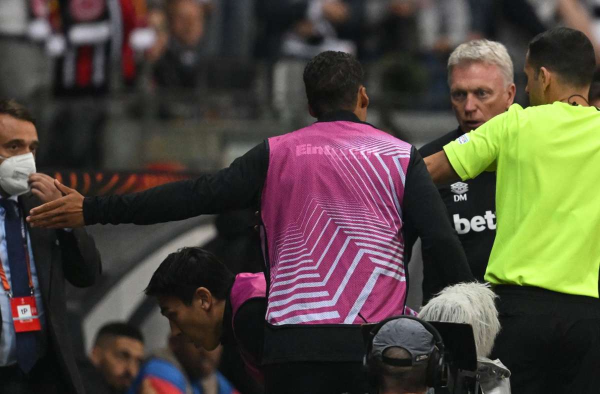 David Moyes (2.v.r) von West Ham United streitet mit dem Schiedsrichterteam. Foto: dpa/Arne Dedert