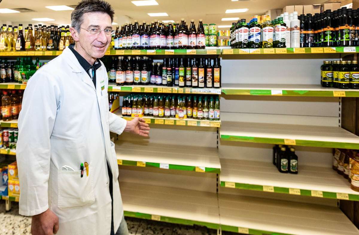 Er kann nur den Kopf schütteln: Knittel-Geschäftsführer Klaus Andermann vor den leeren Regalen mit Speiseöl
