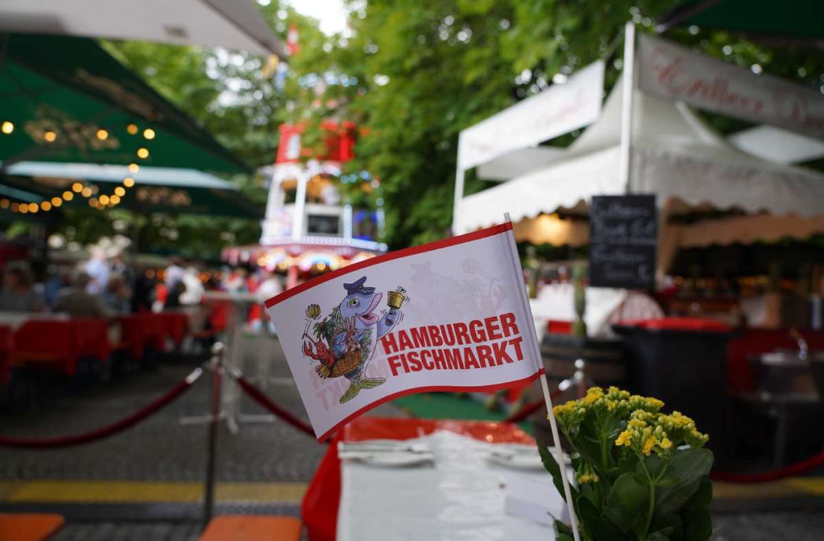 Am Eröffnungstag hat auch das Wetter zum Hamburger Fischmarkt gepasst.