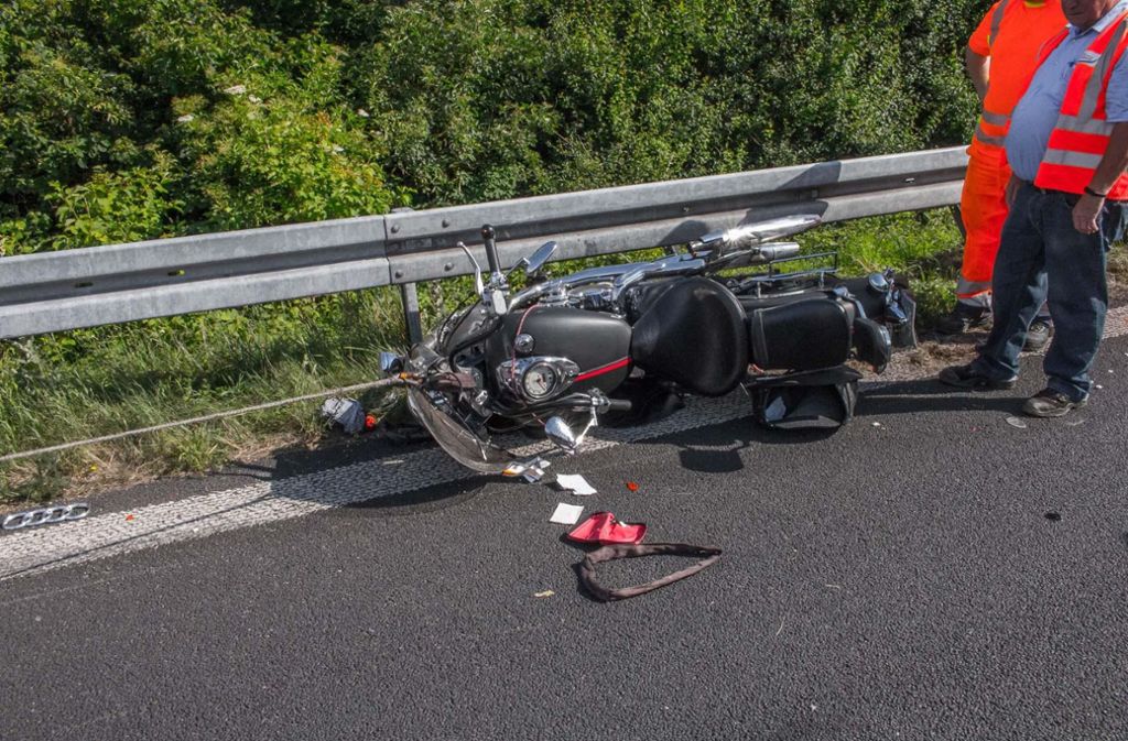 Der Motorradfahrer und seine Sozia wurden schwer verletzt.