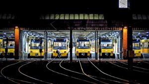 Im Depot warten die Bahnen am Morgen auf ihre Fahrer. Foto: Lichtgut/Leif Piechowski