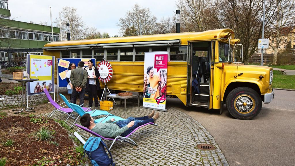 Wahlbus im Kreis Esslingen: Alter Bus bringt junge  Leute in Schwung