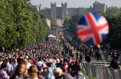 Die Massen strömen zu Schloss Windsor. Foto: AFP