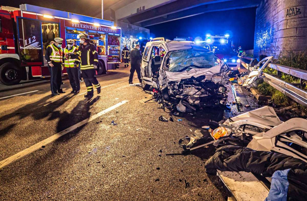Drei Menschen starben bei einem Geisterfahrer-Unfall auf der A8 bei Pforzheim.
