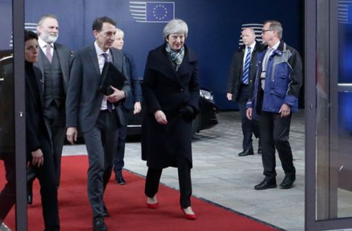 Theresa May (Mitte) will nachverhandeln – hier mit dem Präsidenten des Europäischen Rates, Donald Tusk. Foto: AFP