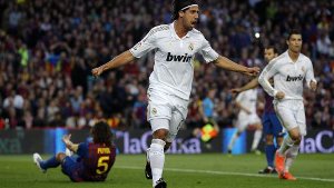 Sami Khedira bejubelt seinen Treffer zum 1:0 der Königlichen in Barcelona. Foto: AP