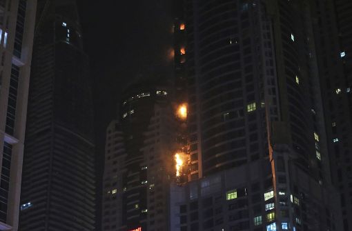 In einem der höchsten Wolkenkratzer in Dubai namens „The Torch“ ist in der Nacht zum Freitag ein Feuer ausgebrochen. Foto: AP