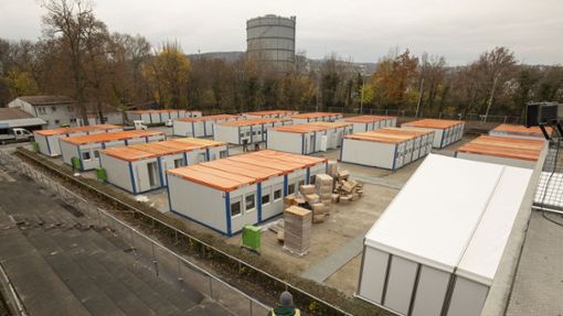 Anfang Dezember 2023 wurde im Reitstadion auf dem Wasen ein Containerdorf für Flüchtlingen aufgebaut. Ende April soll es weichen. Foto: Lichtgut/Leif Piechowski