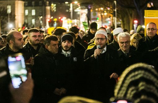Viele Stuttgarter folgten am Freitagabend dem Aufruf der Feuerbacher Ditib-Moscheegemeinde ... Foto: Ines Rudel