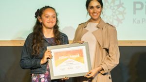 Herzogin Meghan erhält von einem betroffenen Mädchen den Pillars-Award. Foto: Getty Images