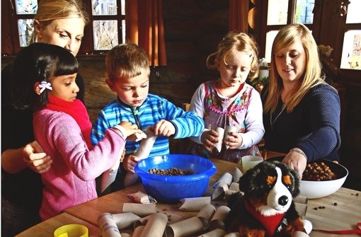 Jessica Göthel (rechts) befüllt mit den Kindern der Kita Himpelchen und Pimpelchen in Möhringen leere Papierrollen  mit Hundeleckerlis. Foto: Rüdiger Ott