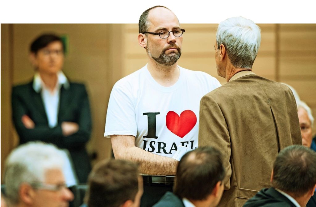 Der AfD-Abgeordnete Daniel Rottmann mit Pro-Israel-Shirt neben seinem Fraktionskollegen Wolfgang Gedeon. Foto: dpa